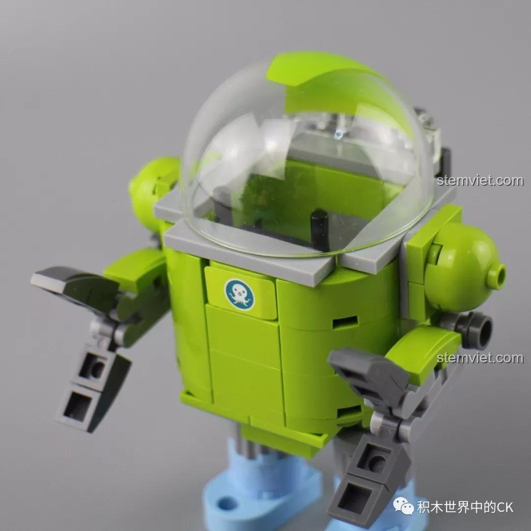 Chi tiết vòm kính và sticker trên ngực Robot cứu hộ. Nhận xét QMAN 3714 Tàu Cá Voi Xanh.