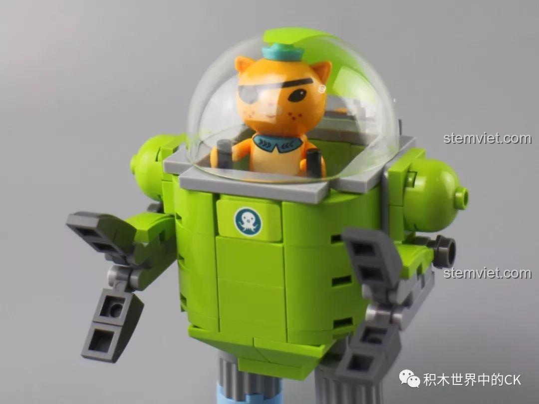 Nhân vật Kwazii ngồi bên trong khoang lái của Robot cứu hộ mini. Đánh giá QMAN 3714 Tàu GUP-A.