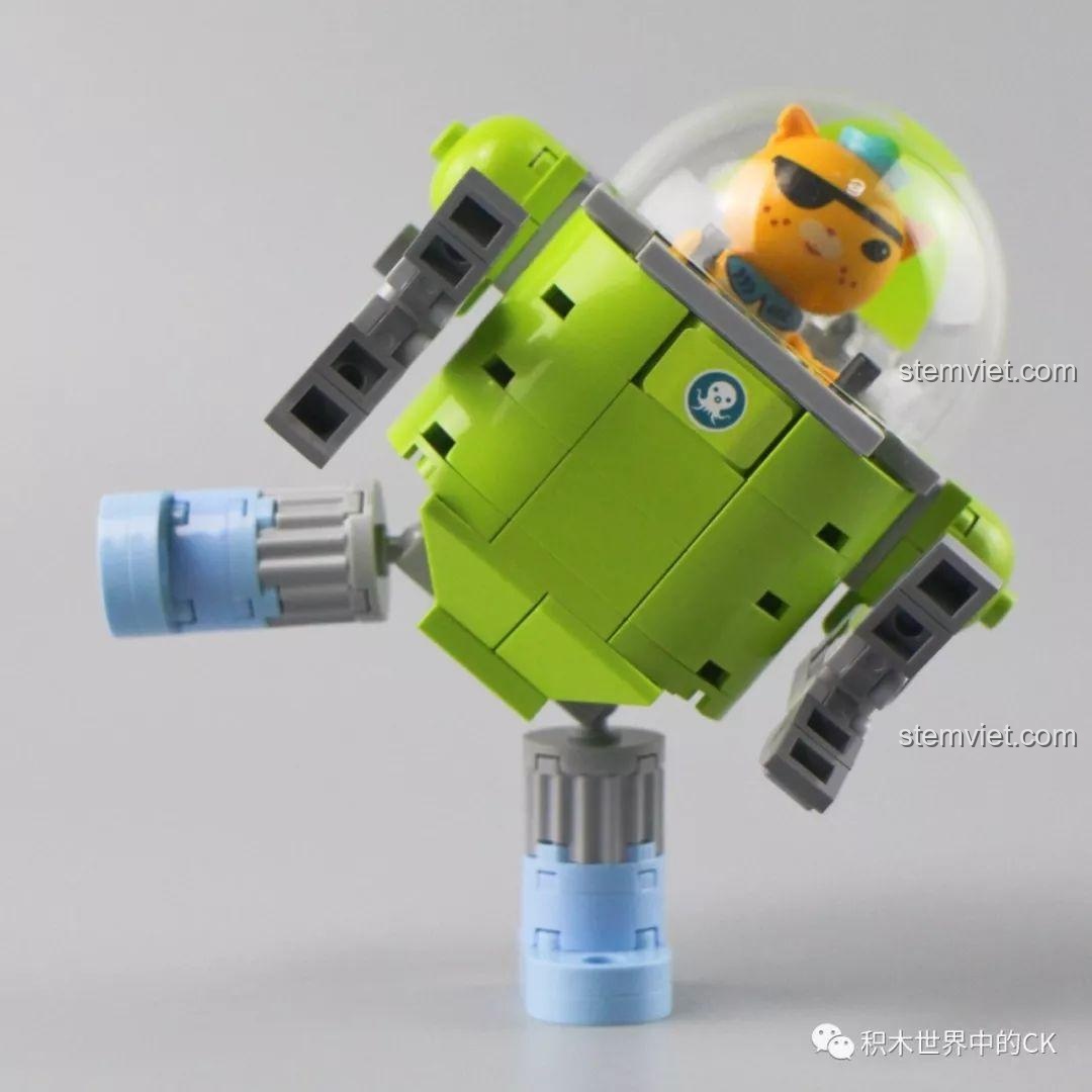 Robot cứu hộ mini tạo dáng nghiêng, thể hiện khả năng cử động. Review QMAN 3714 Tàu GUP-A.