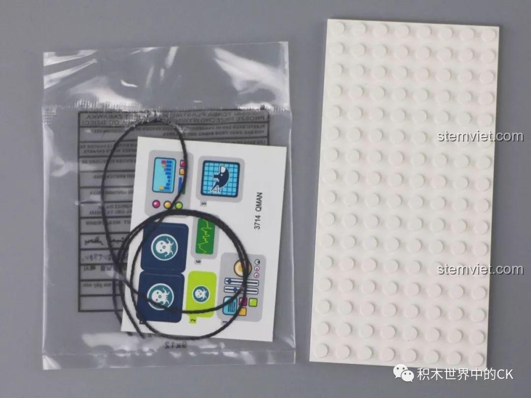 Túi sticker, dây và tấm đế đi kèm trong bộ đồ chơi mô hình Tàu GUP-A QMAN giá bình dân.