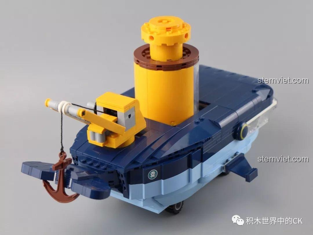 Cần cẩu trên Tàu Cá Voi Xanh QMAN 3714 có thể xoay và điều chỉnh được.