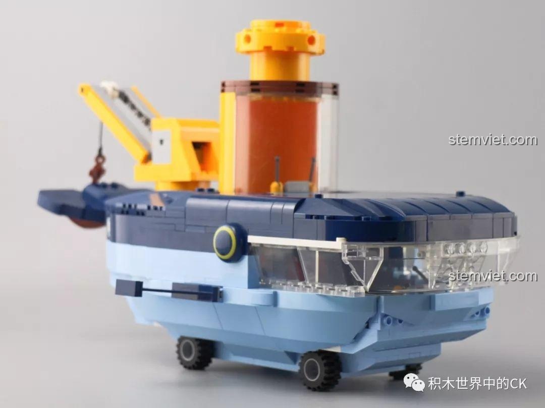 Góc nhìn khác của mô hình Tàu Cá Voi Xanh QMAN 3714, thể hiện sự hài hòa trong thiết kế.