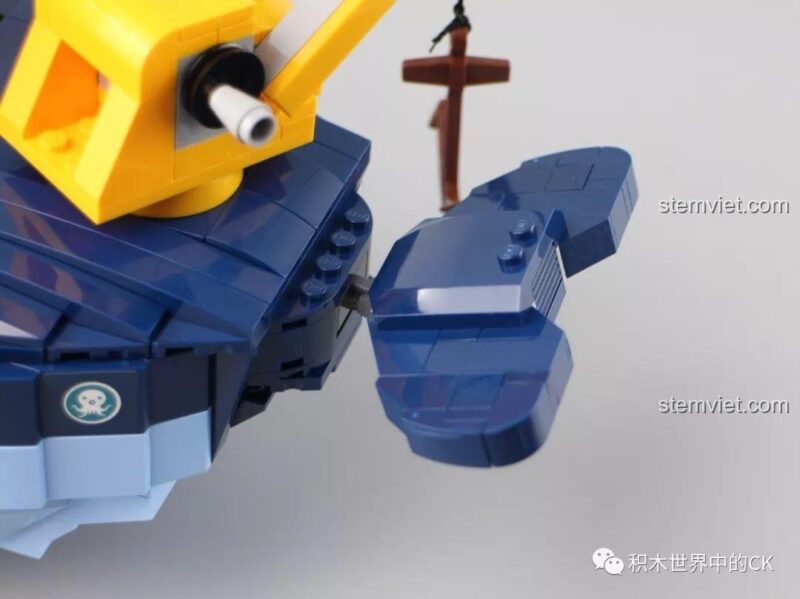 Tính năng cần cẩu có thể nâng hạ và xoay trên bộ xếp hình Tàu GUP-A QMAN 3714.