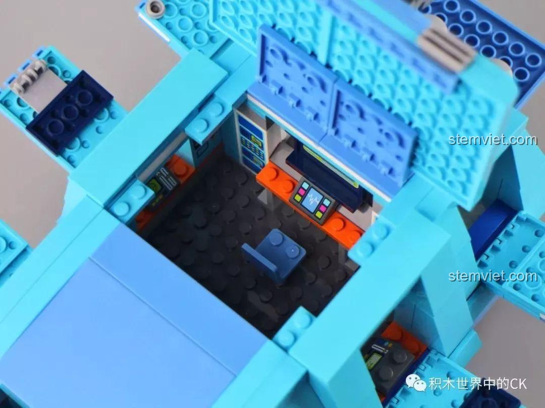 Cận cảnh không gian nội thất và khoang điều khiển bên trong Tàu Bọ Gấu Nước QMAN 3715.