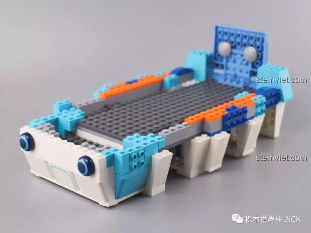 Quá trình lắp ráp bộ QMAN 3715, bắt đầu với phần khung sàn của Tàu Bọ Gấu Nước.