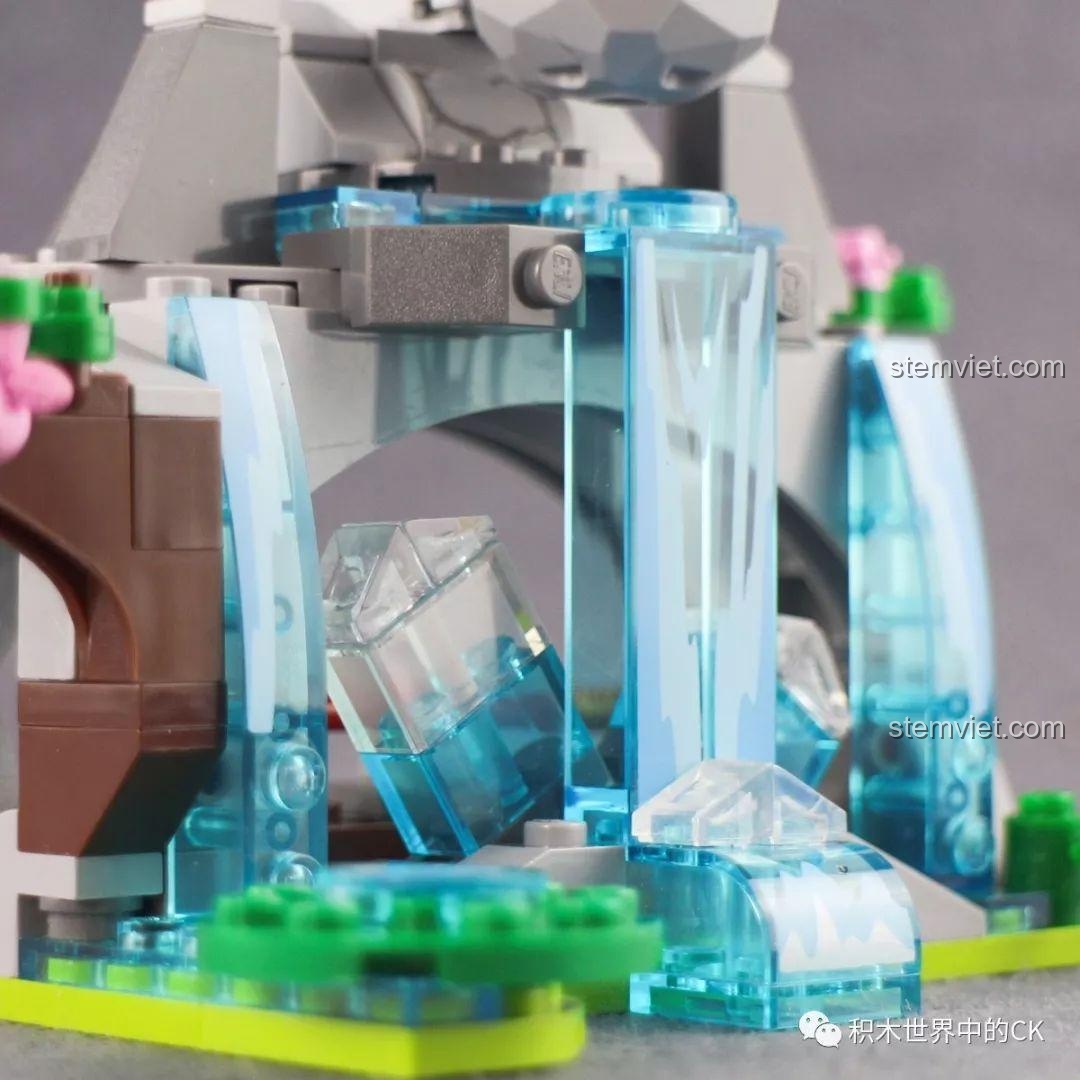 Chi tiết thác nước trong suốt với các mảnh in ấn độc đáo từ bộ đồ chơi QMAN 3802 Cướp Hoa Quả Sơn, chất lượng cao.