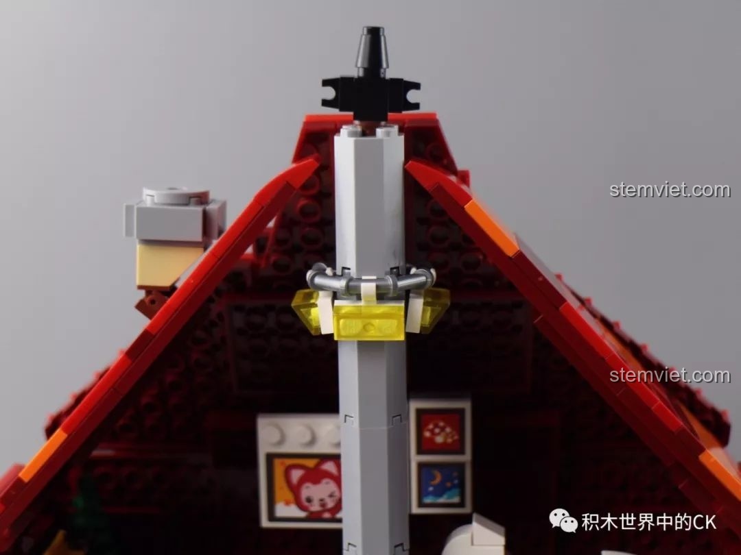 Nhân vật Alibaba ngồi trên ngựa bập bênh trong bộ QMAN 3905