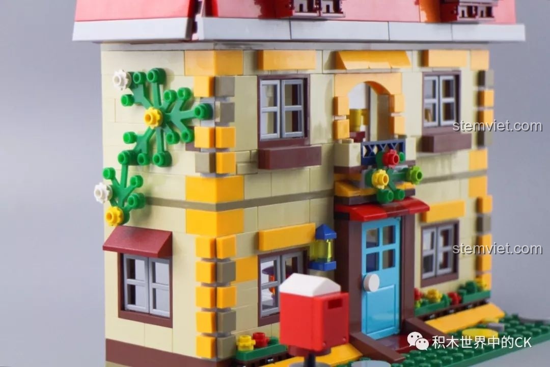 Nhân vật Alibaba chơi trên ngựa bập bênh trong bộ QMAN 3905