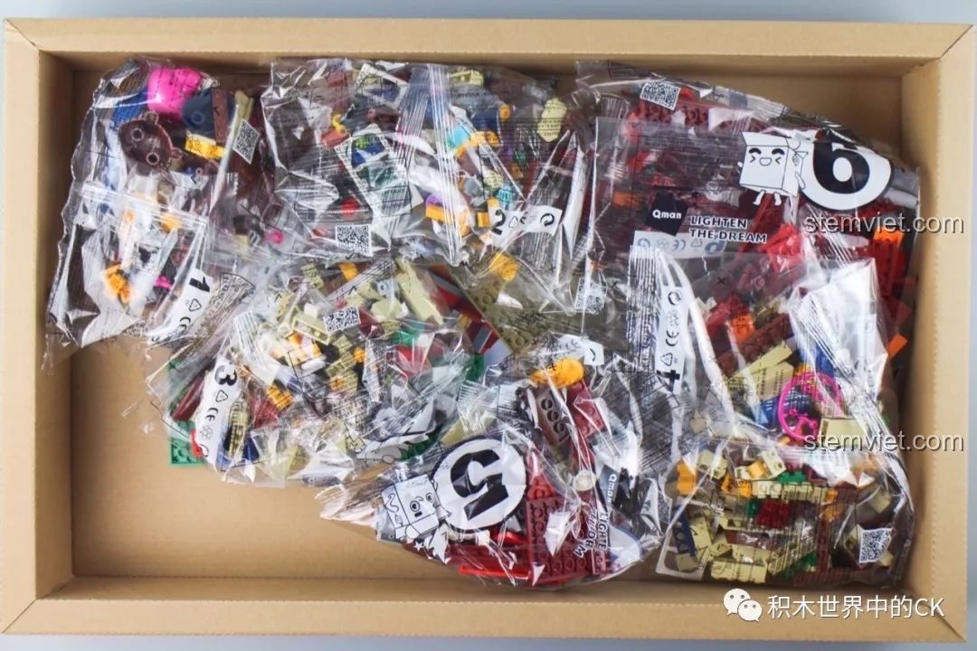 Các túi chi tiết và tấm đế của bộ đồ chơi lắp ráp QMAN 3905 Ngôi nhà mơ ước