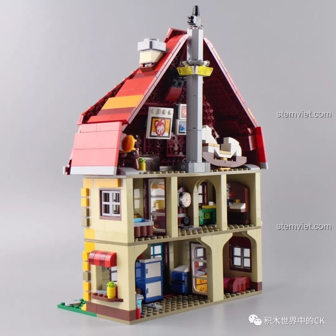 Cận cảnh cửa sổ tầng áp mái với rèm cửa