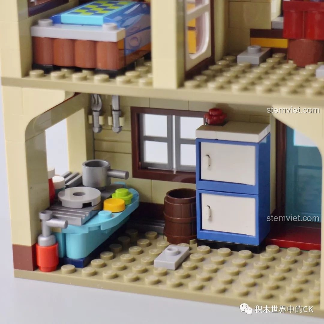 Cận cảnh cửa sổ và chậu hoa của bộ QMAN 3905 Ngôi nhà mơ ước