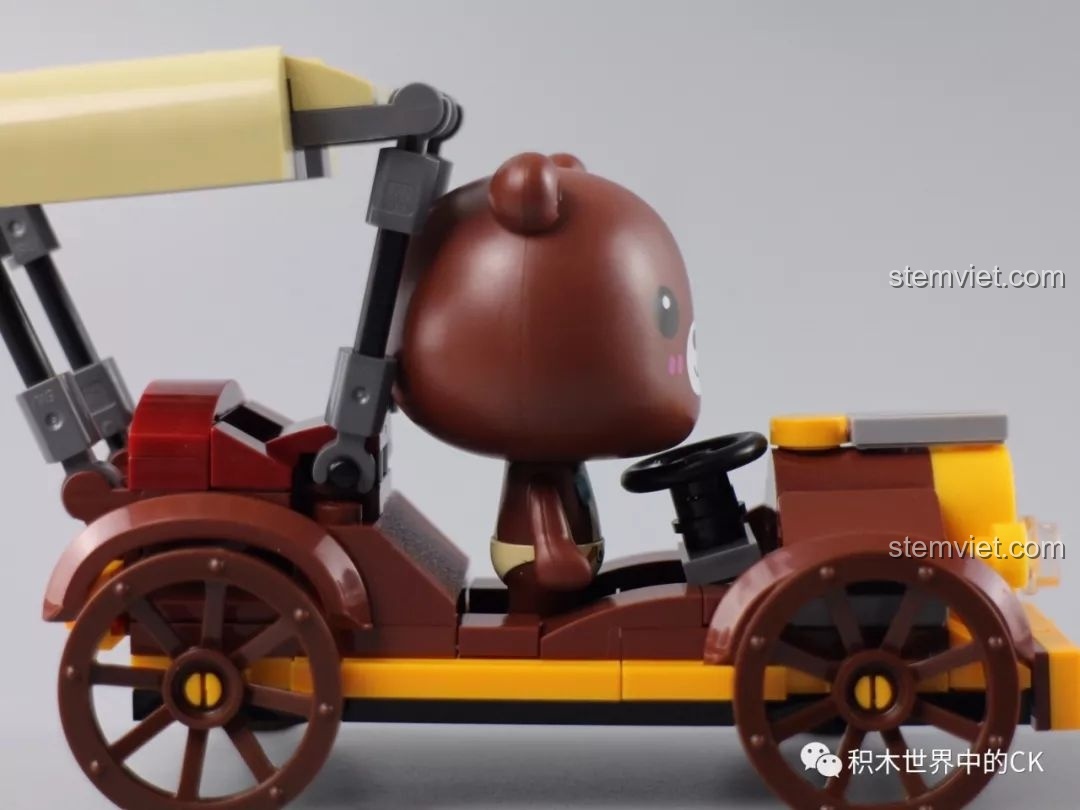 Nhân vật Gấu Bông ngồi trên chiếc xe cổ điển QMAN 3905