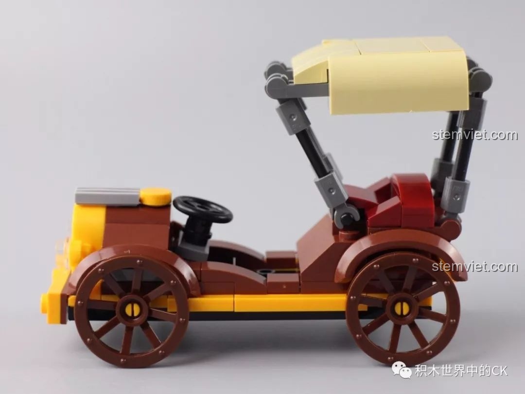 Mặt sau của hai nhân vật Gấu Bông và Mèo Xanh