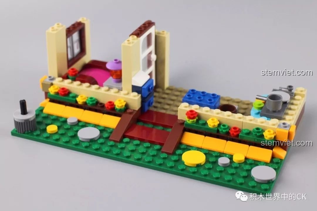 Bắt đầu lắp ráp bộ QMAN 3905 Ngôi nhà mơ ước với phần móng nhà