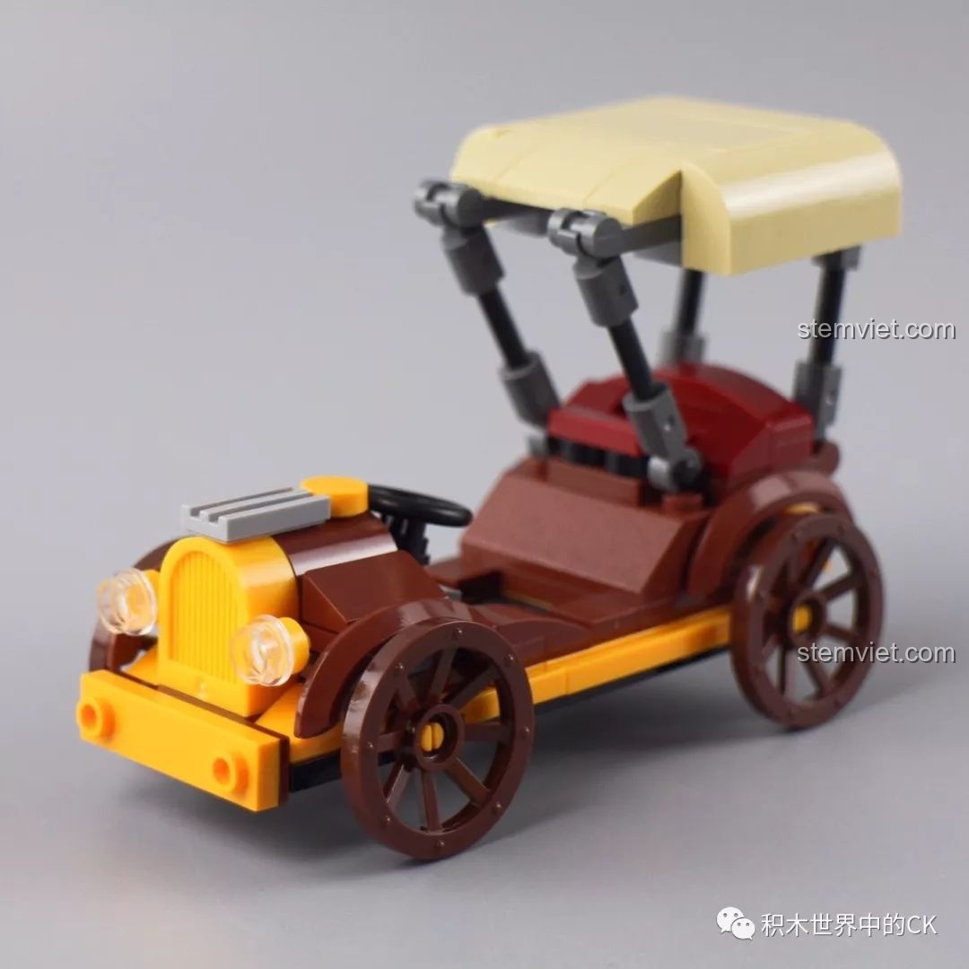 Mặt sau của hai nhân vật Mèo Hồng và Alibaba