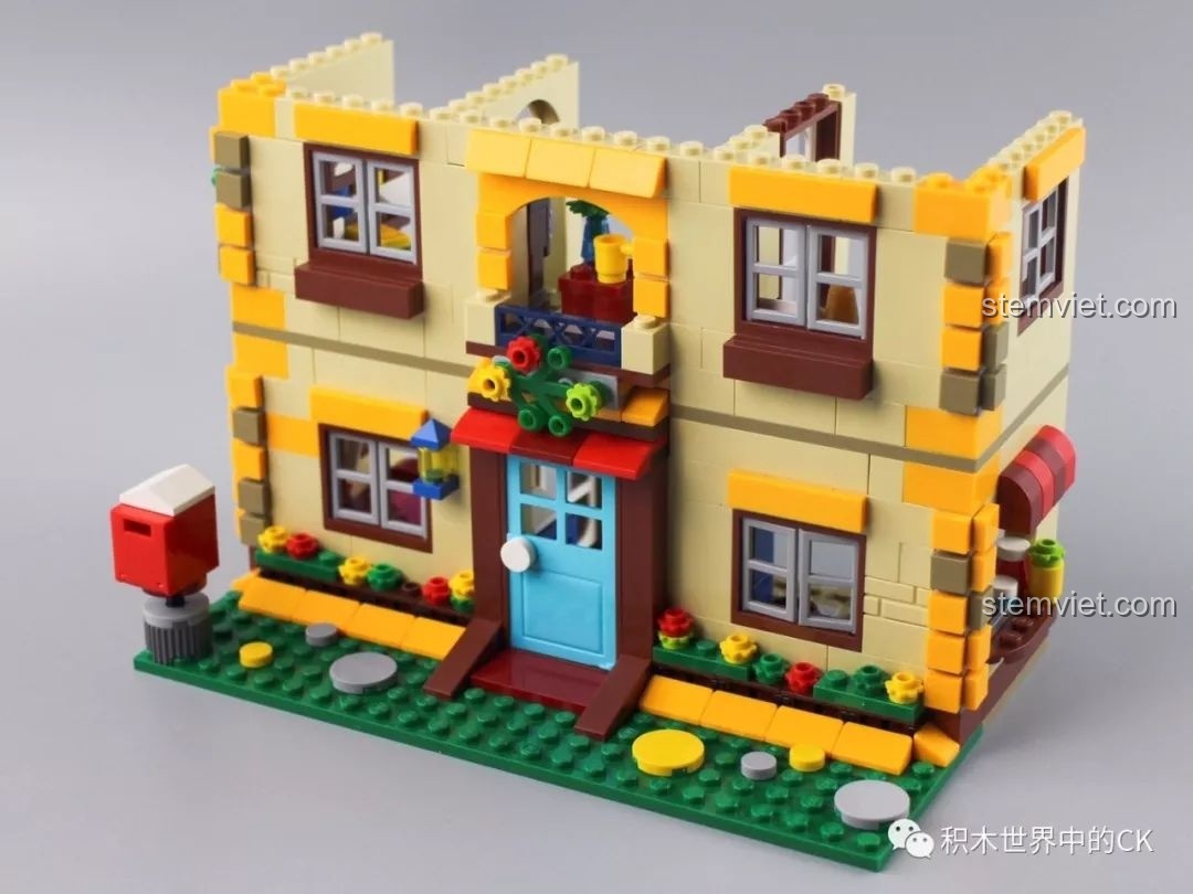 Ngôi nhà QMAN 3905 nhìn từ bên cạnh, cho thấy thiết kế 'màn hình'