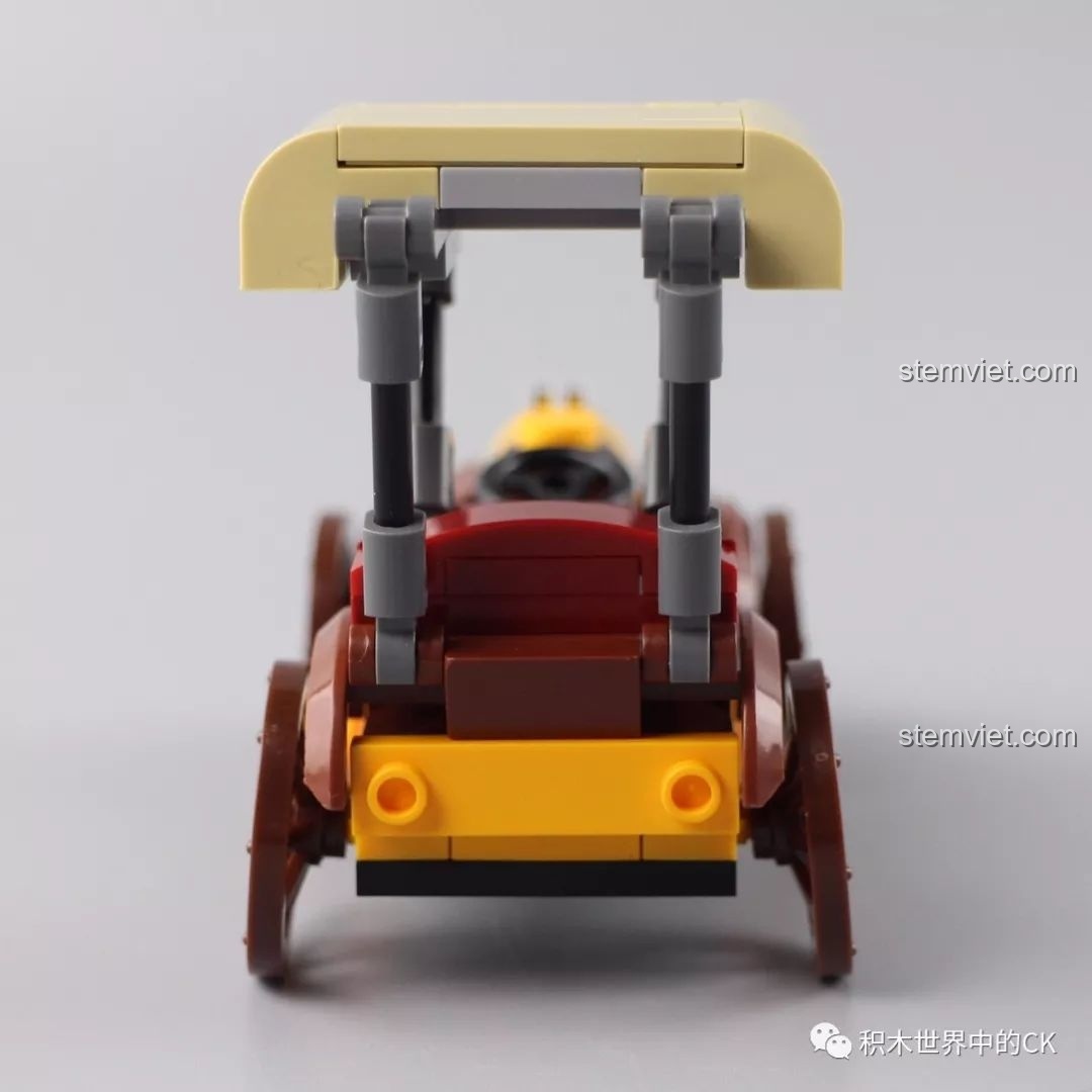 Mặt trước của chiếc xe cổ điển QMAN 3905