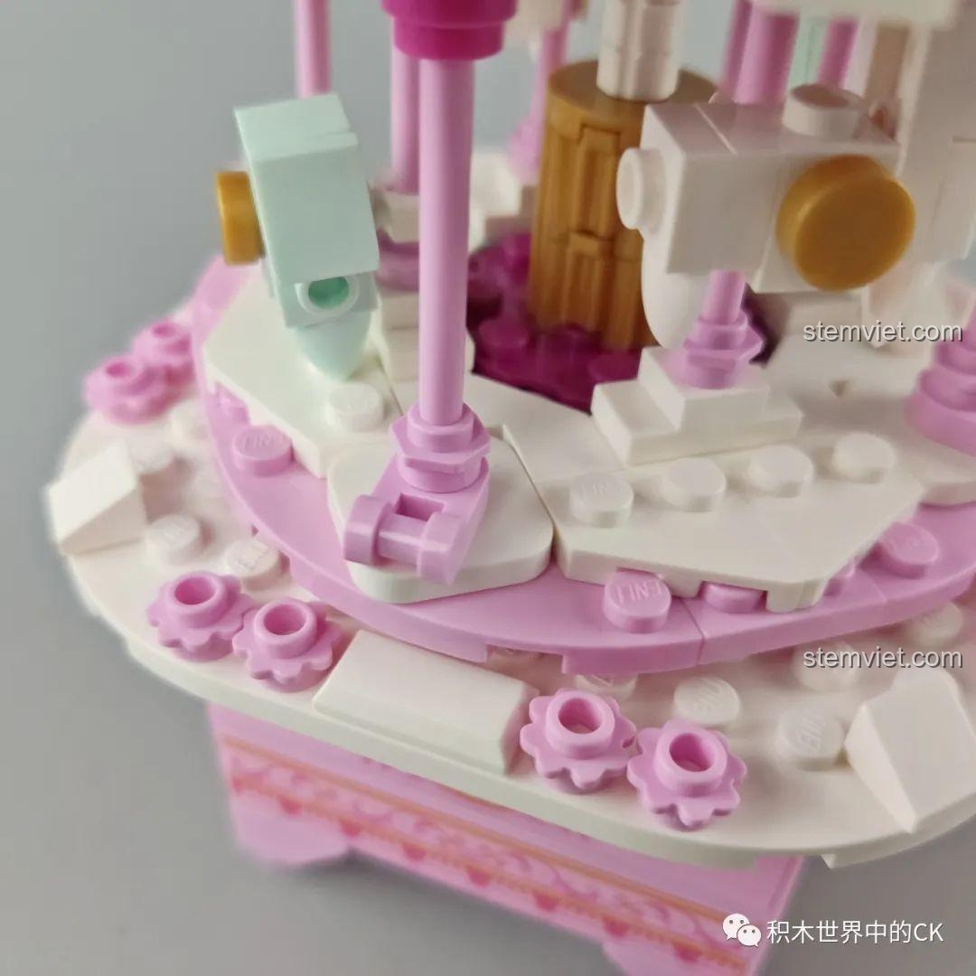 Chi tiết các chú ngựa và hoa trang trí trên Vòng quay ngựa gỗ âm nhạc 42107, tinh xảo và dễ thương.