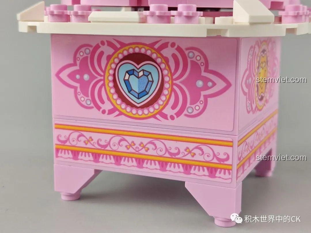 Cận cảnh phần đế được trang trí sticker trái tim đá quý đẹp mắt của bộ xếp hình 42107.