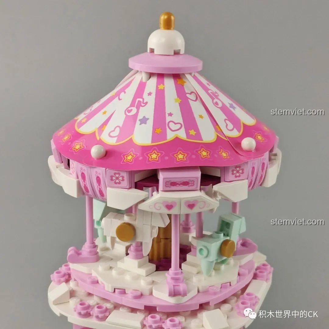 Cận cảnh phần mái vòm của đu quay ngựa gỗ phát nhạc QMAN, trang trí sao và tim lãng mạn.