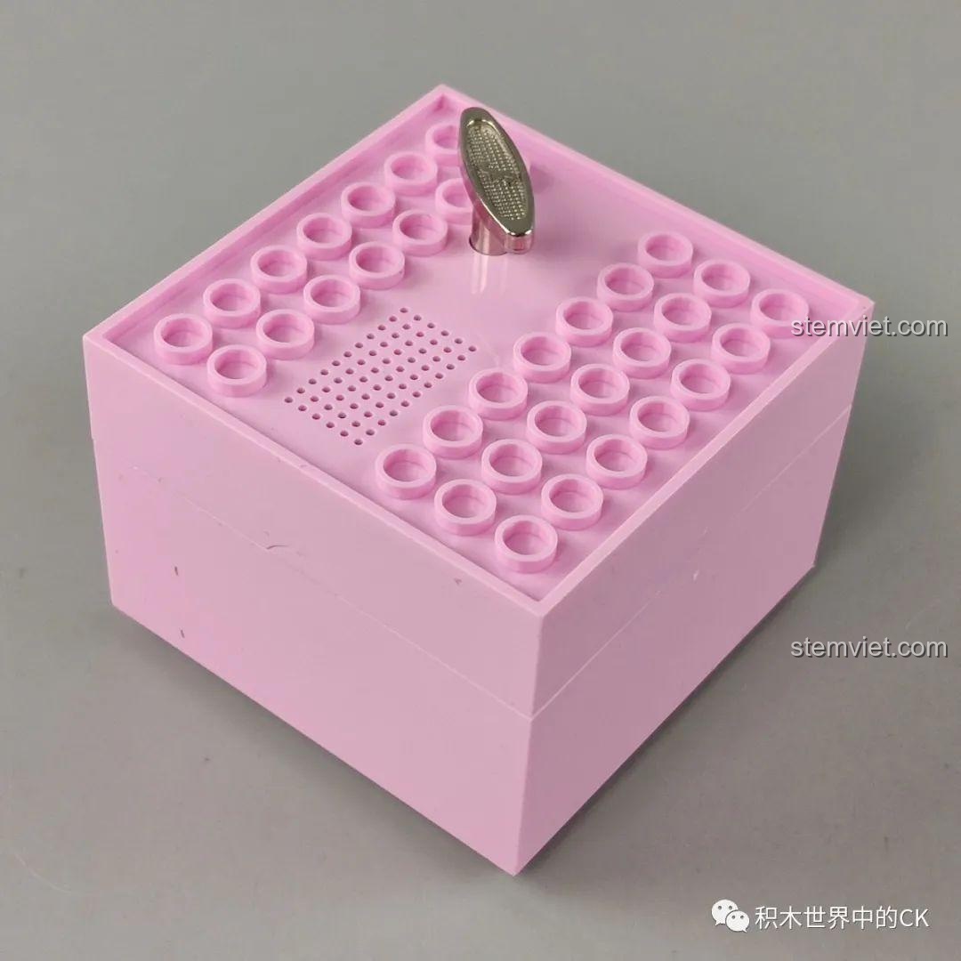 Mặt dưới hộp nhạc với tay quay lên dây cót của đồ chơi mô hình 42107, dễ dàng sử dụng.