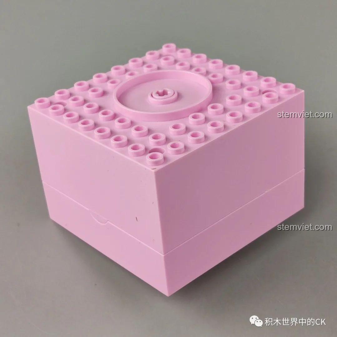 Cận cảnh mặt trên của hộp nhạc cơ khí, tương thích hoàn hảo với các khối lắp ghép.