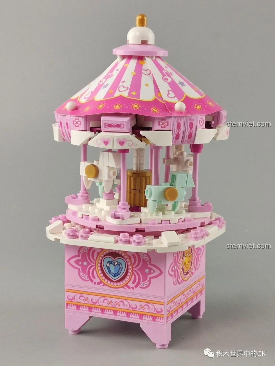 Đồ chơi mô hình QMAN 42107 sau khi lắp ráp hoàn chỉnh thành đu quay ngựa gỗ, màu sắc tươi tắn.