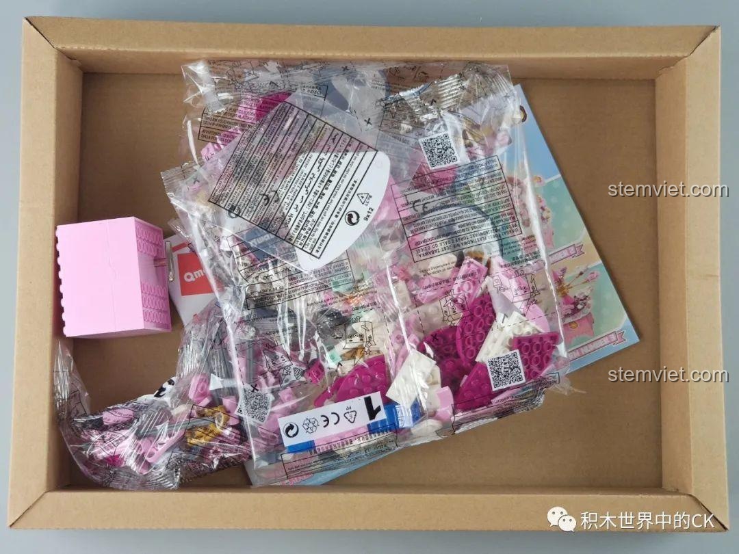 Bên trong hộp đồ chơi lắp ráp Hộp nhạc 3 trong 1, bao gồm các túi chi tiết, sách hướng dẫn và hộp nhạc.