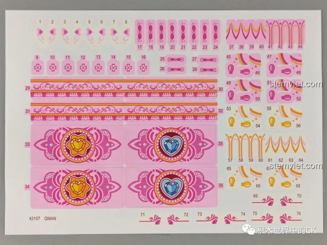 Tấm sticker trang trí đi kèm đồ chơi lắp ráp Đu quay ngựa gỗ phát nhạc với nhiều họa tiết xinh xắn.