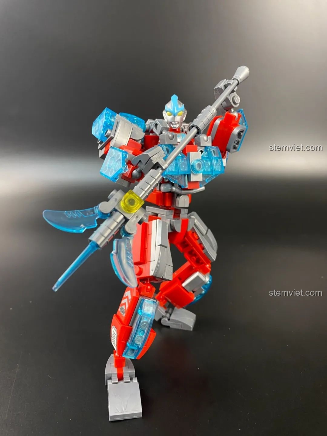 Mô hình Robot Ultraman Galaxy 75048 trong tư thế chiến đấu với vũ khí, thể hiện sự linh hoạt.