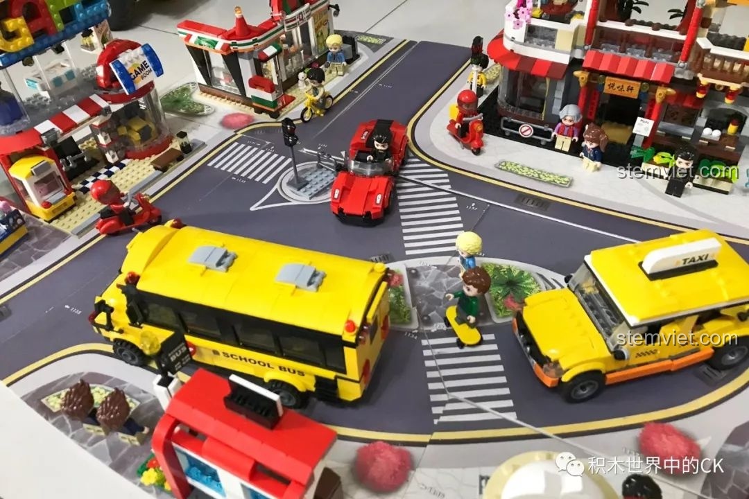 Một góc khác của thành phố QMAN Colorful City, cho thấy sự tương tác giữa các phương tiện và các tòa nhà.