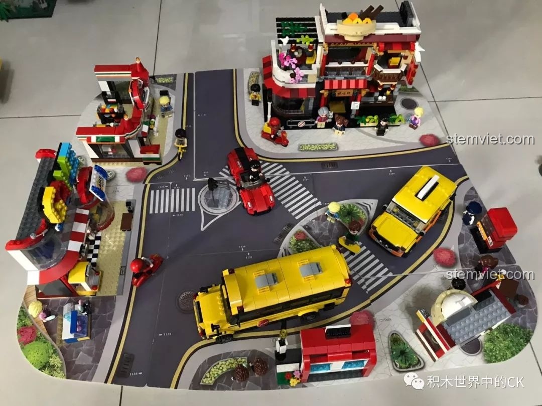 Toàn cảnh thành phố QMAN Colorful City được tạo nên bằng cách ghép nhiều bộ lắp ráp khác nhau trên hệ thống đế chung.