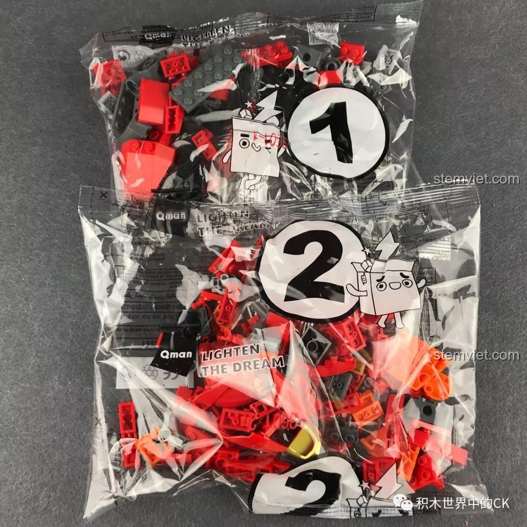 Linh kiện trong túi của bộ đồ chơi Qman Enlighten 3601, đảm bảo đủ mảnh ghép, đồ chơi lắp ghép Robot Sư Tử chất lượng