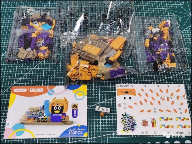 Bên trong hộp blind box của nhân vật Chim cánh cụt Graffiti.