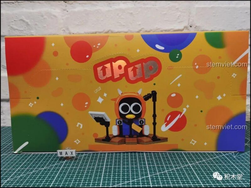 Mặt trước hộp lớn của bộ đồ chơi Mô hình QQfamily UPUP Cow 201112, hình ảnh nhân vật ca sĩ.