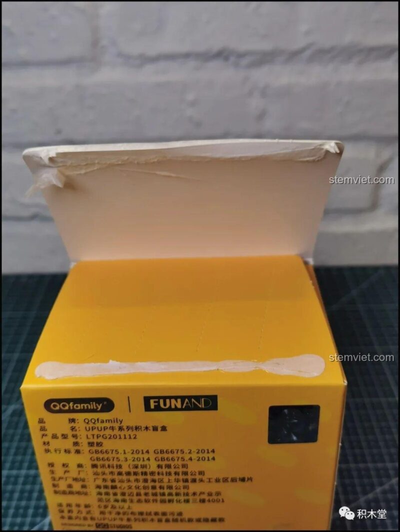 Hộp blind box đã được mở, thể hiện cách đóng gói dán kín của sản phẩm.