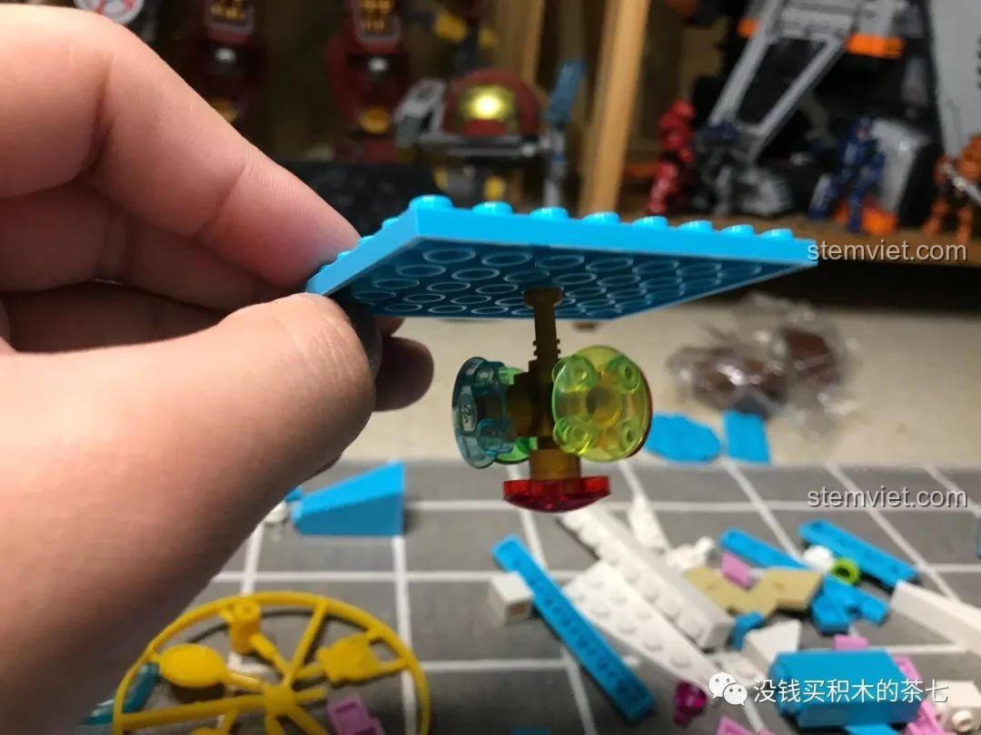 Quả cầu disco đã hoàn thiện, sẵn sàng để treo lên trần của phòng giải trí.