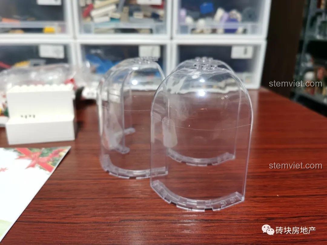 Hai mảnh ghép trong suốt hình vòm, tạo thành quả cầu tuyết cho mô hình Hộp nhạc Giáng Sinh Zhe Gao QL0981.