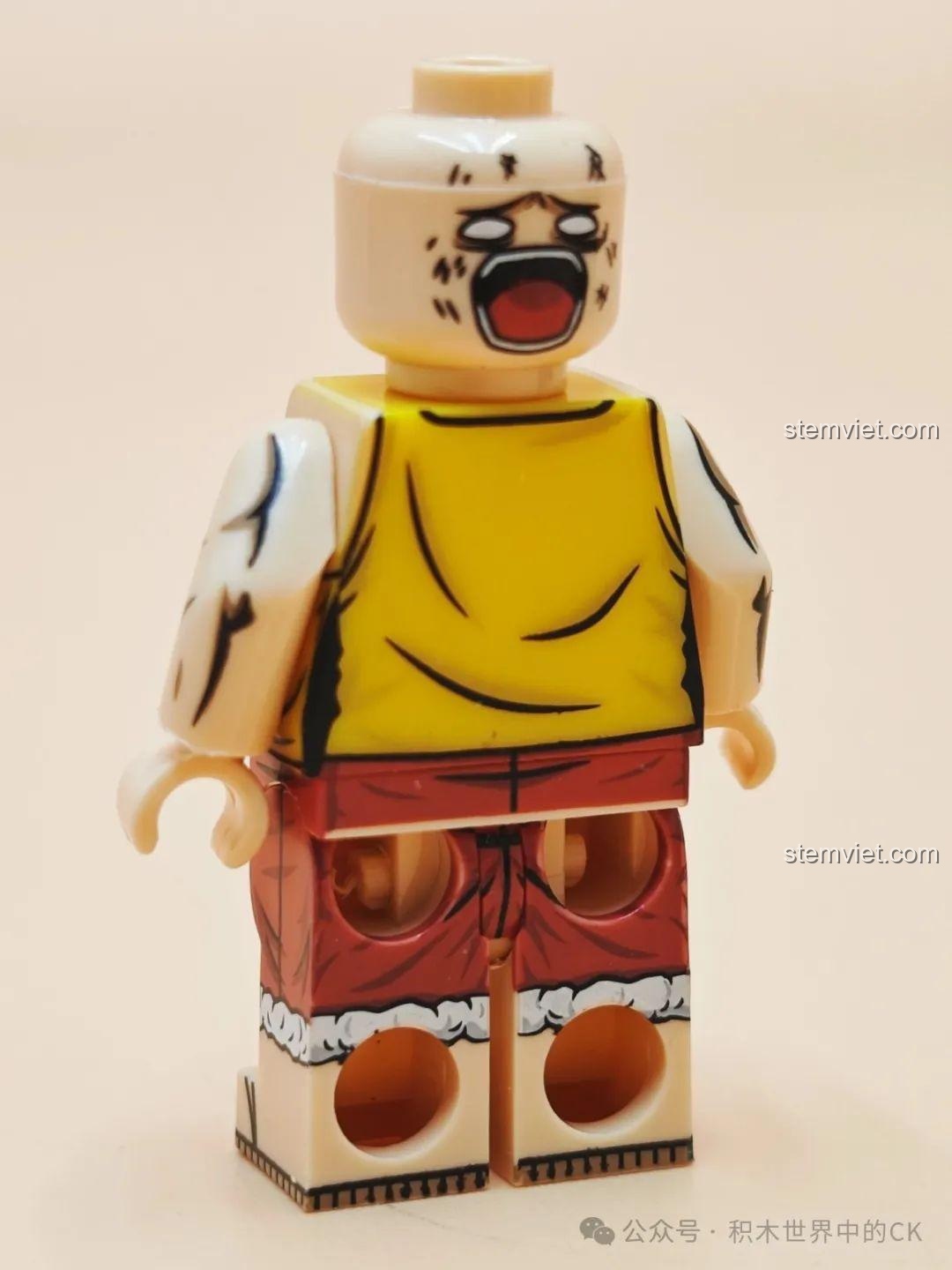 Bố đang tặng bộ minifigure XINH X0353 cho con trai, thể hiện niềm vui.