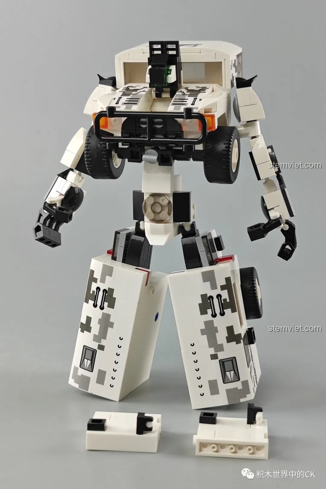 Quá trình biến hình từ xe quân sự thành robot của bộ lắp ráp Zhegao QL0175, các bộ phận đang được tách ra.