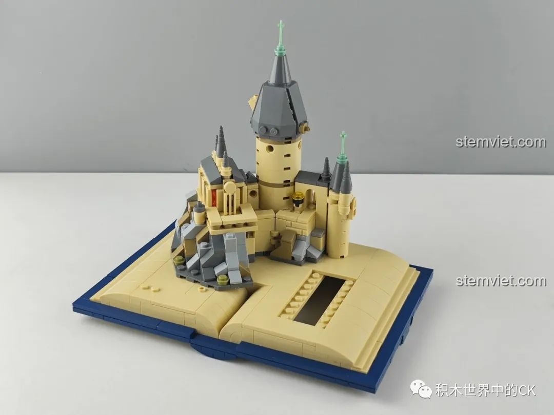 Mô hình Lâu đài Hogwarts đang trong quá trình hoàn thiện, các tòa tháp chính đã được dựng lên.