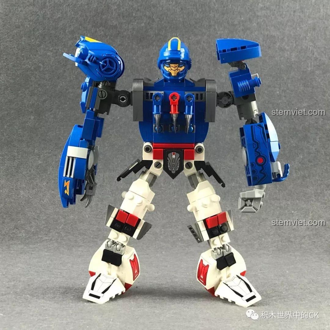 Quá trình hợp thể giữa QMAN 3603 Bọ Cạp Điện Quang (thân trên) và một bộ khác (thân dưới) thành robot Infinite Warrior.