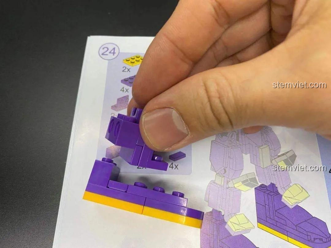 Quá trình lắp ráp bàn chân cho robot Evangelion Keeppley K20302, kết hợp các mảnh ghép.