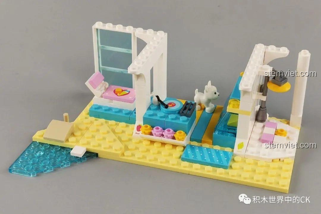 Mô hình biệt thự bãi biển QMAN 4804 đang được lắp ráp, hiển thị phần tầng trệt với các chi tiết nội thất cơ bản.