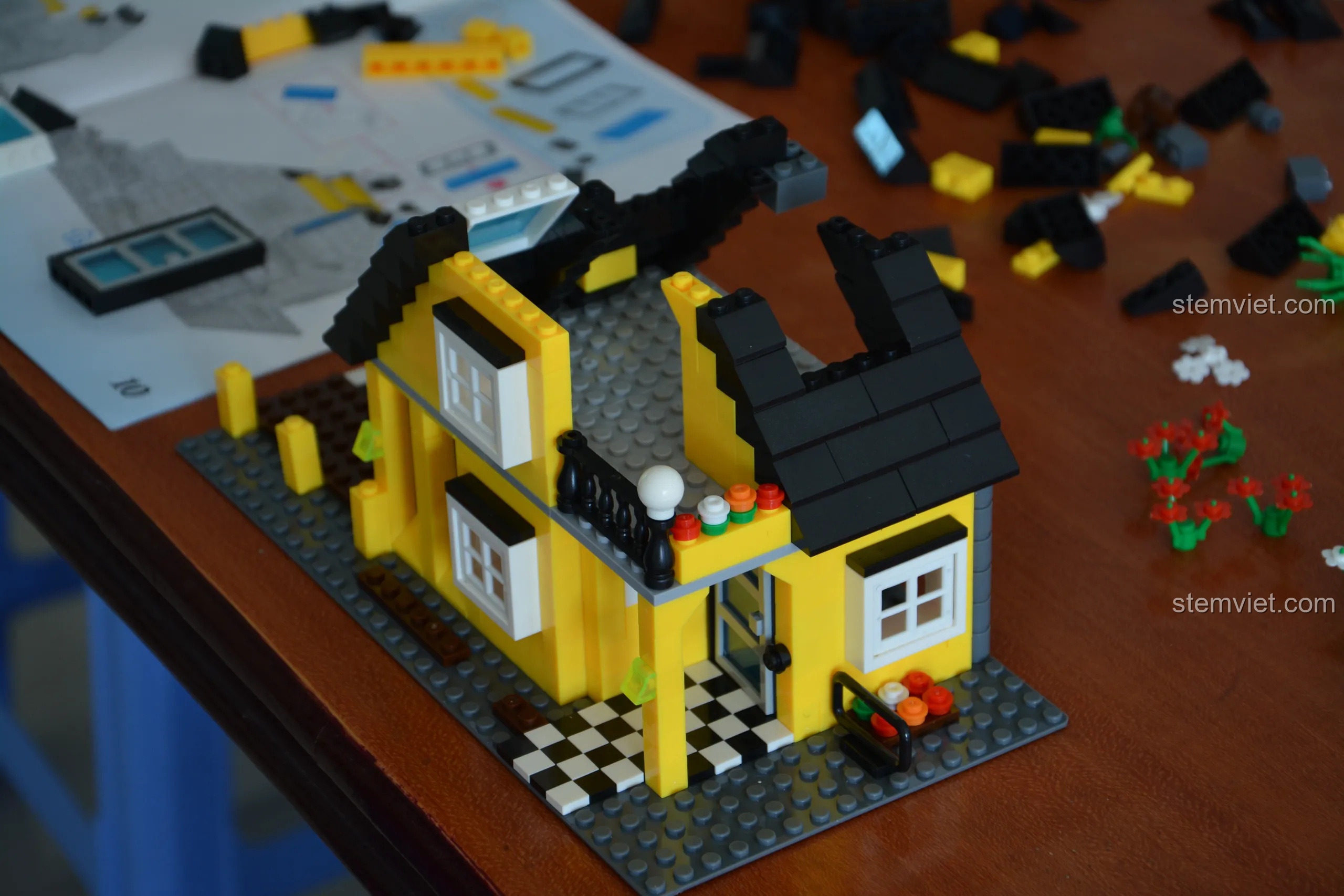 Quá trình lắp ráp tầng một của Biệt Thự Vàng CityInn WANGE 32052, các bức tường và cửa sổ đang được dựng lên.