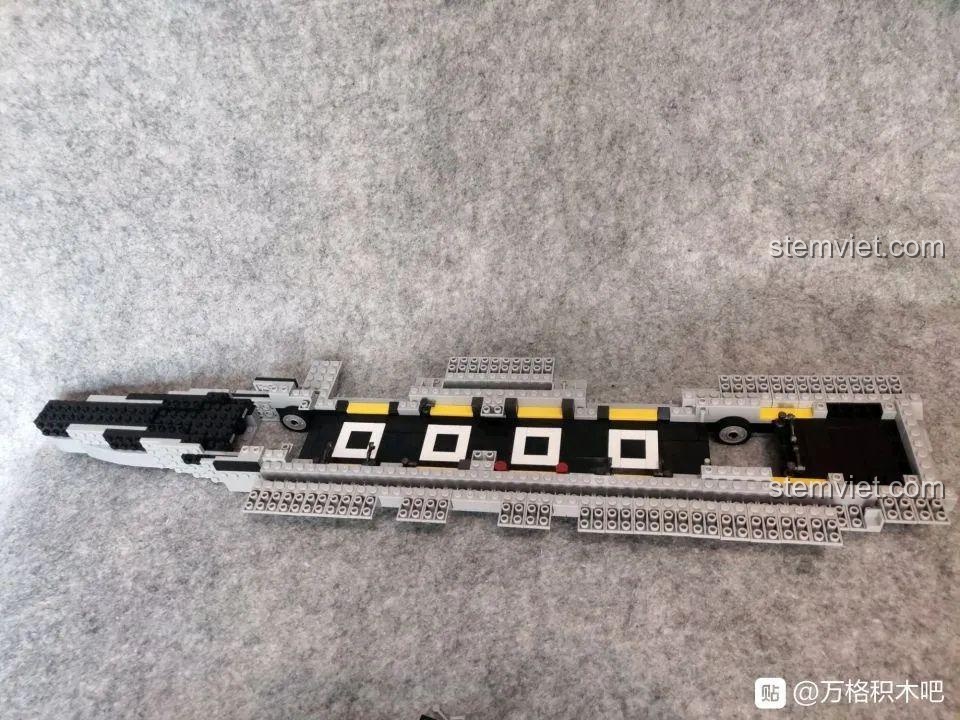 Quá trình lắp ráp phần boong của mô hình Tàu sân bay Sơn Đông Sluban M38-B0698 đang được thực hiện.