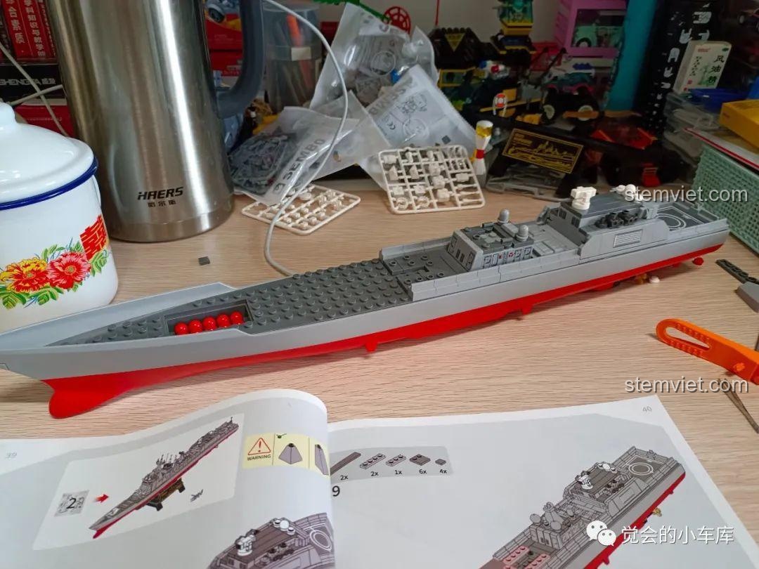 Giai đoạn đầu của quá trình lắp ráp mô hình Tàu khu trục Type 052D, với phần thân và boong tàu đang dần được hình thành.