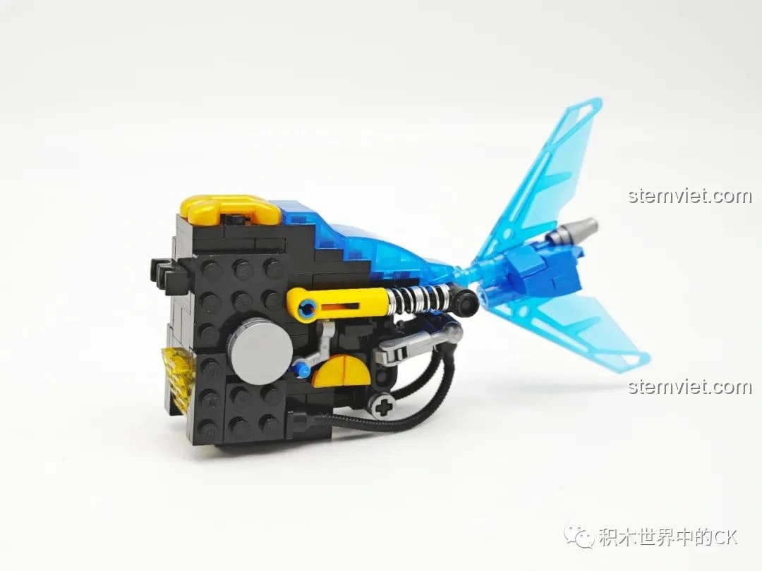 Quá trình lắp ráp mô hình Cá Mập của bộ lắp ghép sinh vật biển sâu Zhe Gao 662001 đang diễn ra, thể hiện sự khéo léo.