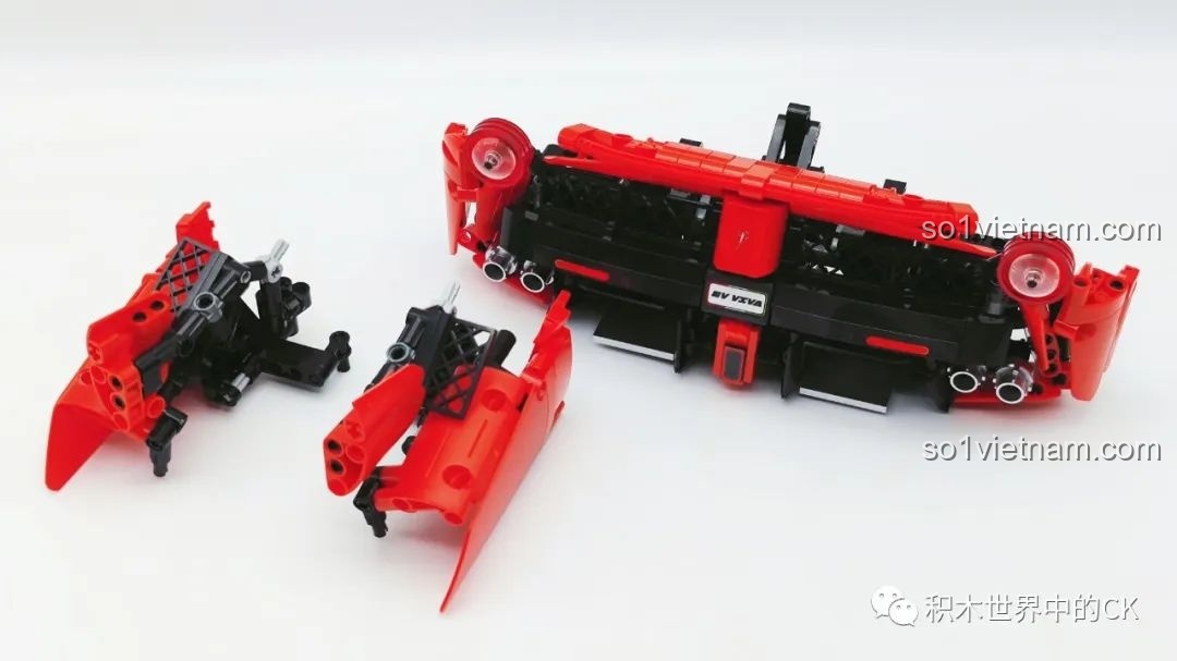 Quá trình lắp ráp thân xe cho bộ CaDA C61505 Ferrari Laferrari, tập trung vào các chi tiết khí động học.