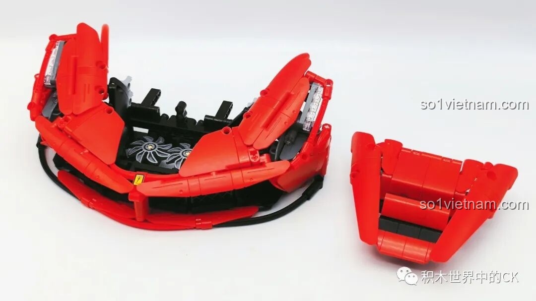 Quá trình lắp ráp thân xe cho bộ CaDA C61505 Ferrari Laferrari, tập trung vào các chi tiết khí động học.